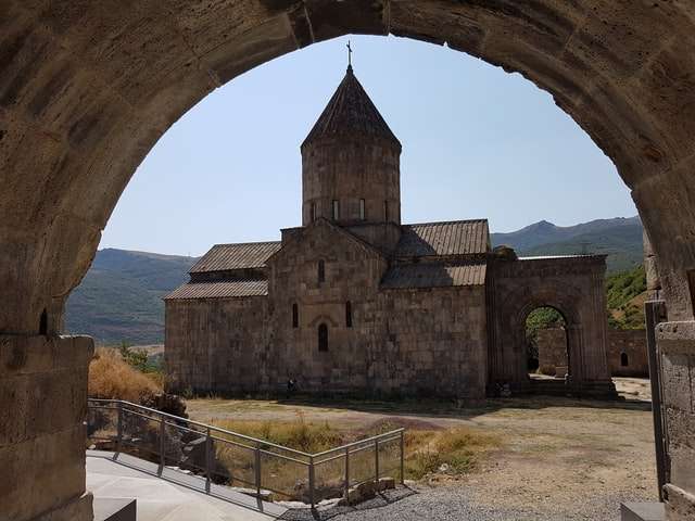 Роль армянской церкви в образовательном процессе и сближении ее с русским правительством в 18 - 19 веках